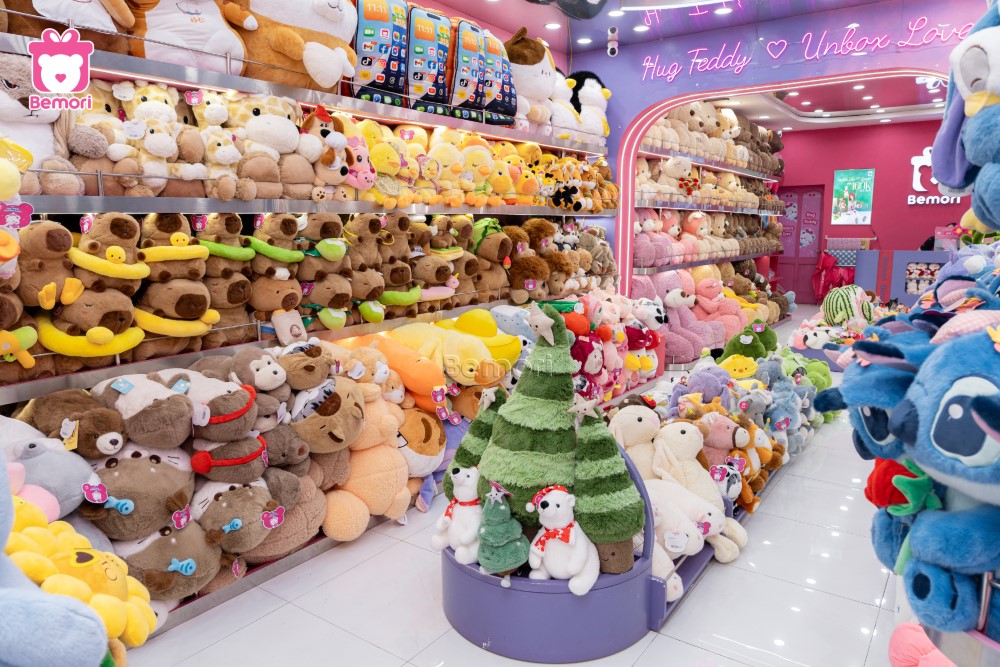 Khách hàng tận hưởng mùa Giáng sinh ngay tại cửa hàng gấu bông Bemori