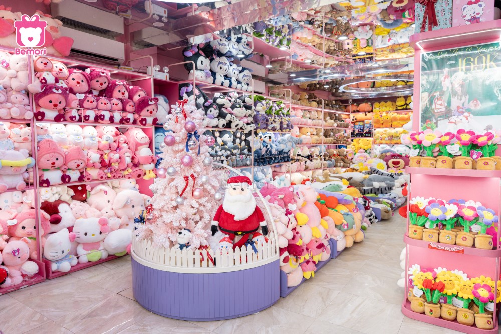 Không gian Giáng sinh tại cửa hàng gấu bông ấm áp và bình yên