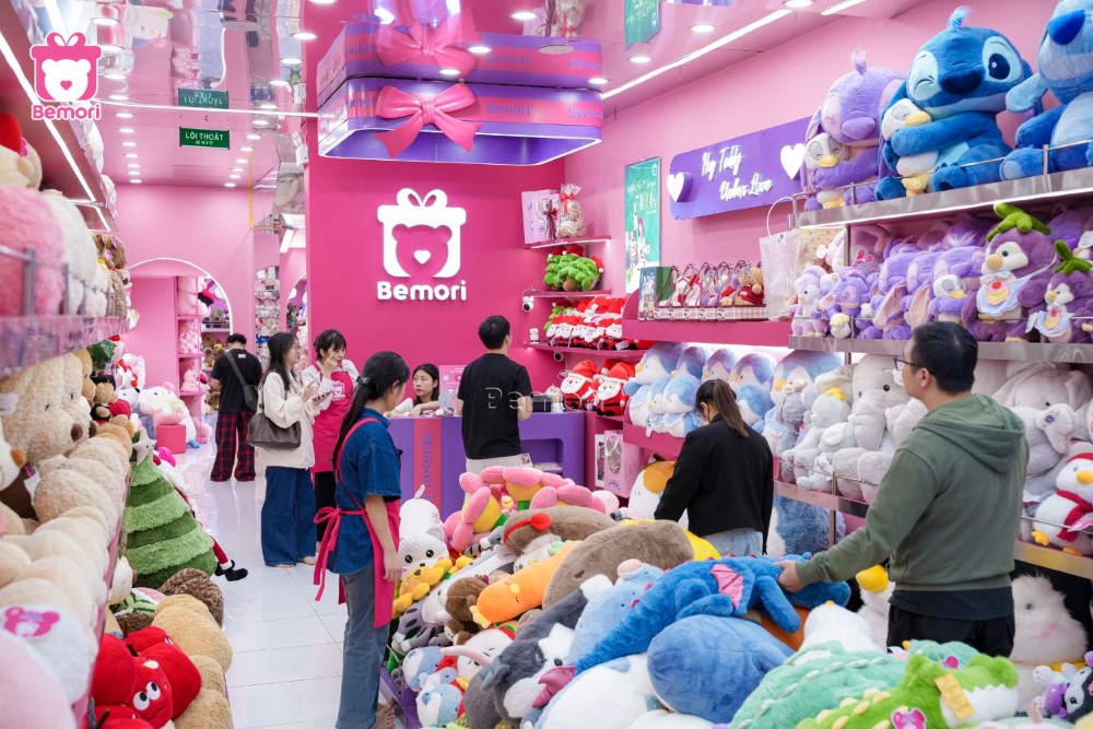 Cửa hàng Bemori rộn ràng khách ghé mua gấu bông