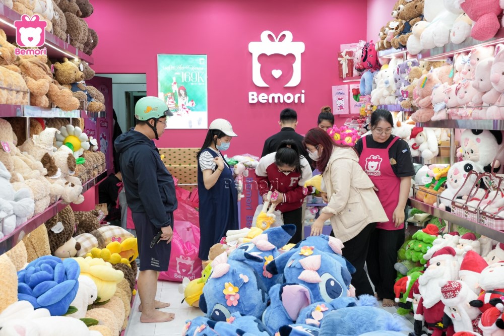 Những cặp đôi, nhóm bạn ghé mua gấu bông tại cửa hàng Bemori