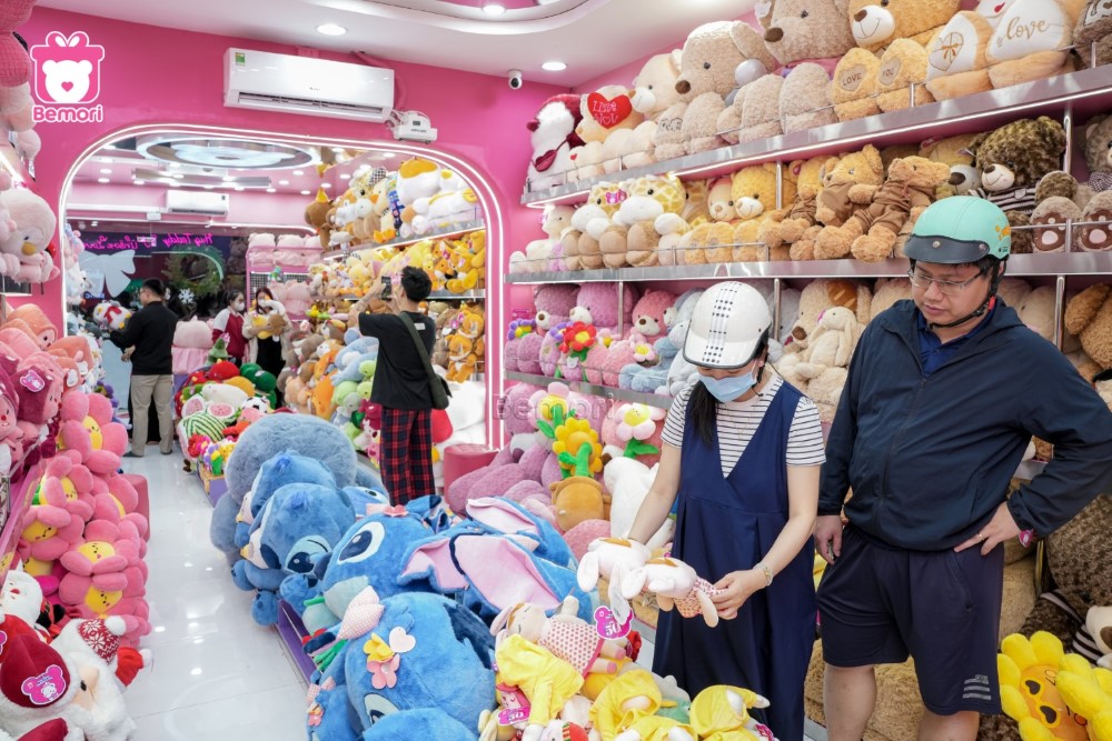 Ba mẹ chọn mua gấu bông cho con gái yêu tại Bemori