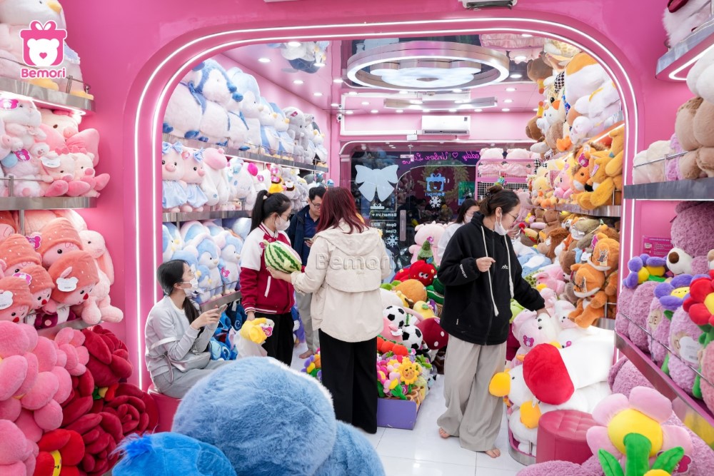 Các cô gái lựa mua quà Giáng sinh cho bạn tại Bemori