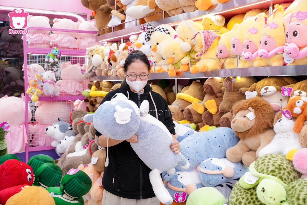 Cô nàng hí hửng ôm từng chú gấu bông