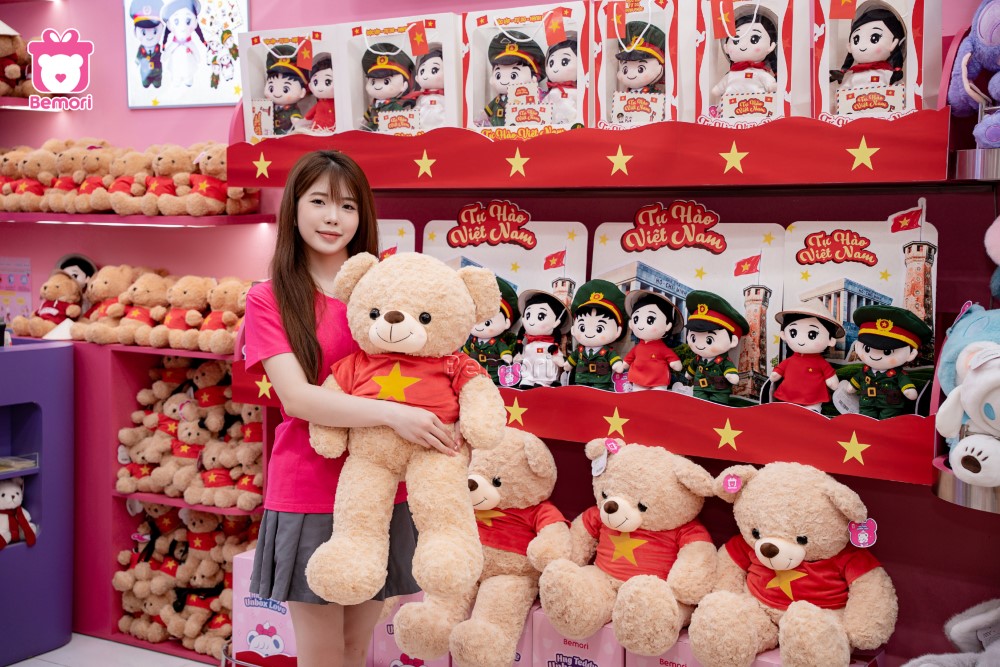 Chụp ảnh cùng các mẫu gấu bông áo cờ đỏ sao vàng