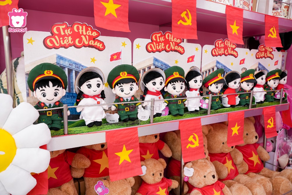 Bemori trang trí hàng cờ sao tung bay bên các kệ gấu