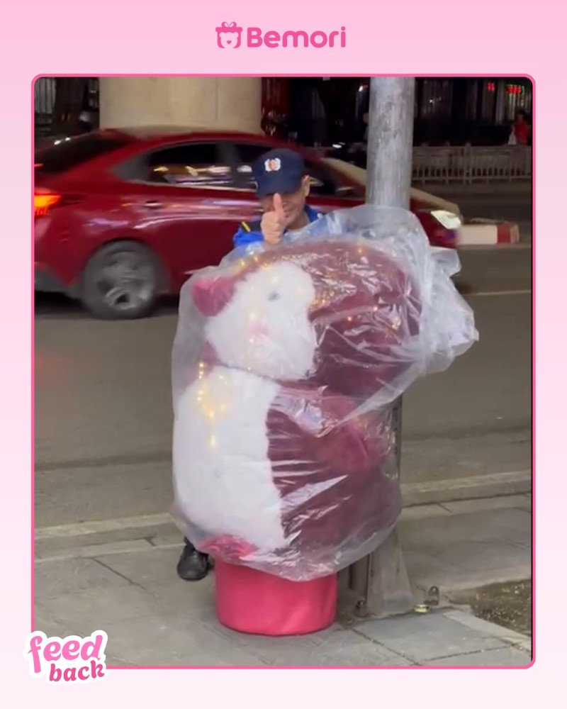 Chú bảo vệ dành tặng gấu bông Bemori cho người thân thương