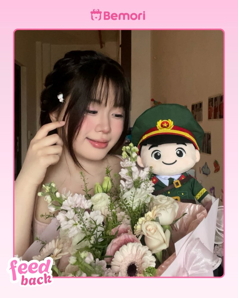 Cô gái hạnh phúc khi được người yêu là chiến sĩ gửi tặng "phiên bản mini" của mình