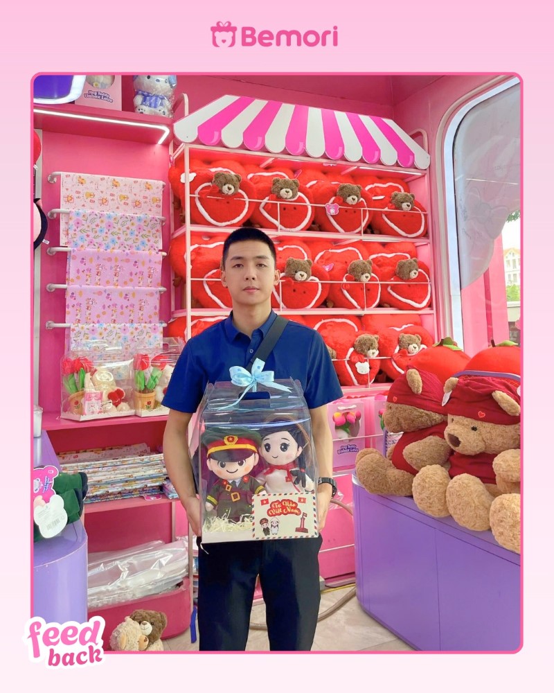 Chàng trai chọn set gấu Tự hào Việt Nam tại cửa hàng gấu bông Bemori