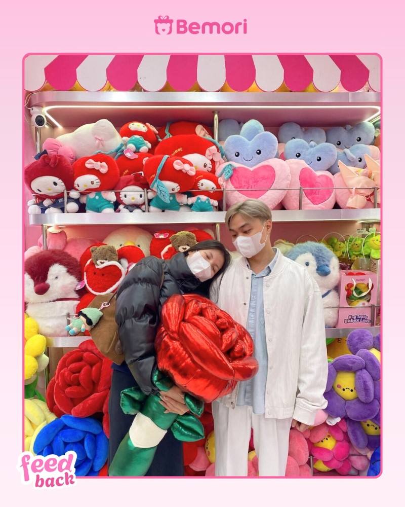 Chàng trai dành tặng bạn gái bó hoa hồng bông khổng lồ