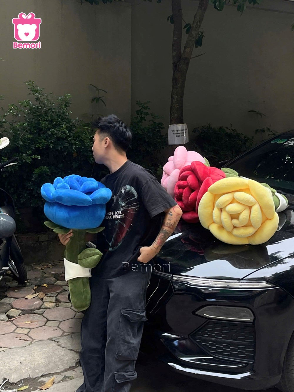 Bạn trai tặng hoa hồng khổng lồ cho bạn gái