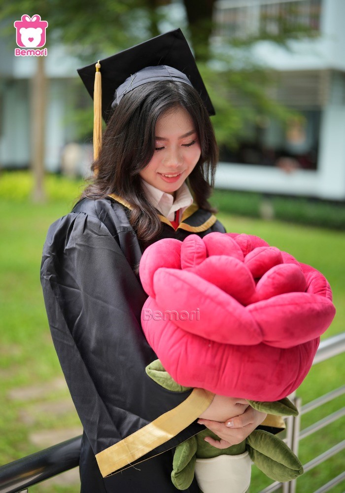 Bông hồng khổng lồ: quà tặng tốt nghiệp tặng bạn nữ tinh tế