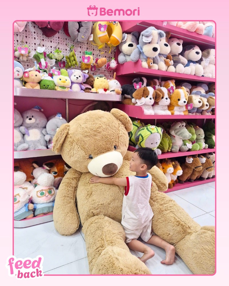 Bé cùng bố đi chọn quà 8/3 cho mẹ tại shop gấu bông Bemori