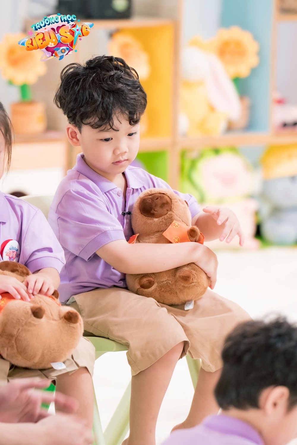 Bé ôm gấu bông mãi không rời