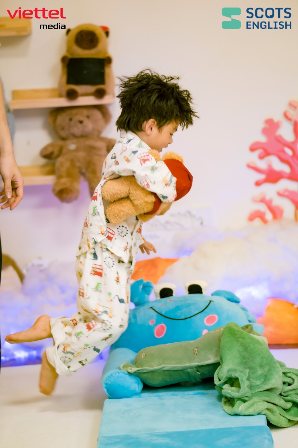 Bé ôm gấu bông từ lúc chơi đến khi ngủ