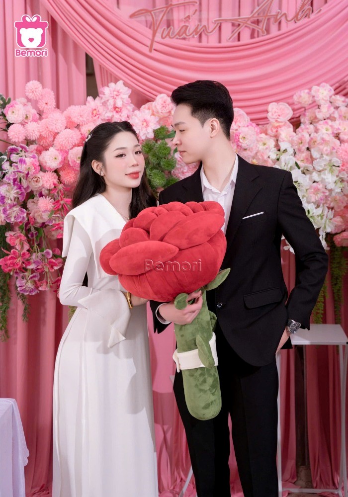 Bông hồng khổng lồ giúp cô dâu tỏa sáng rực rỡ