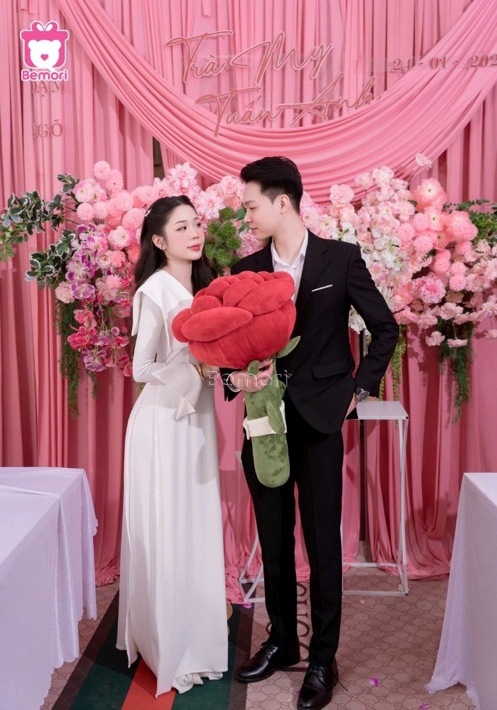 Bông hồng khổng lồ rực rỡ trong ngày trọng đại