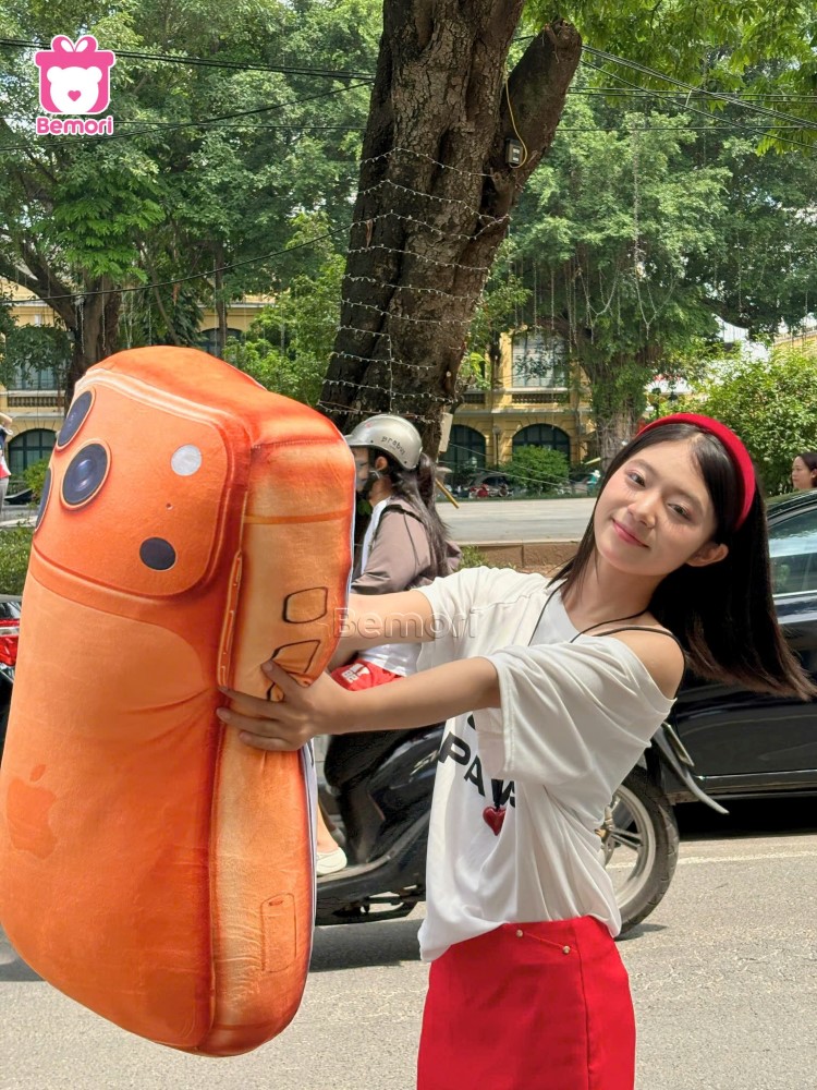 Hình ảnh các bạn trẻ sở hữu chiếc điện thoại khổng lồ