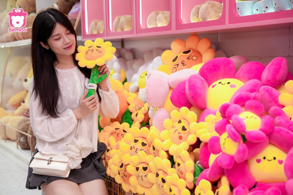 Các bạn trẻ thích thú check-in cùng hoa bông 10K