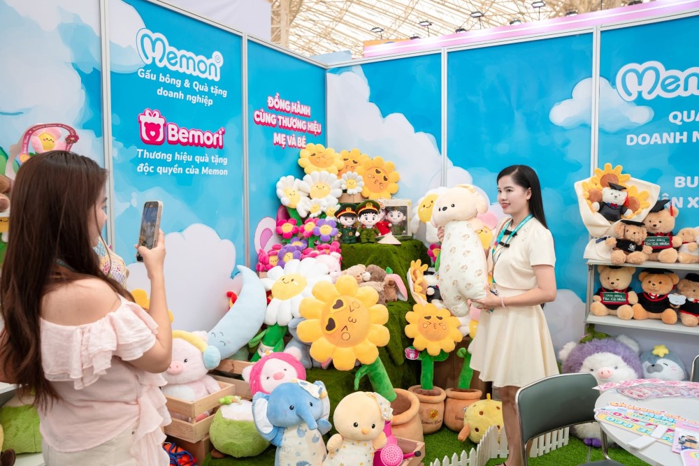 Khách hàng thích thú check-in cùng gấu bông Bemori