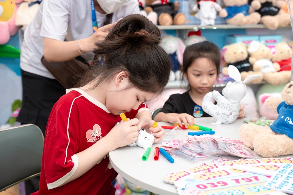 Khu vực trải nghiệm gấu tô màu khiến các bé rất thích
