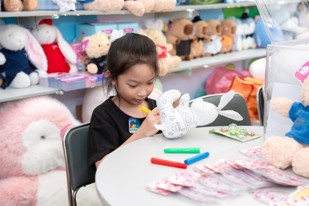 Khu vực trải nghiệm gấu tô màu mang đến không gian sáng tạo vô tận