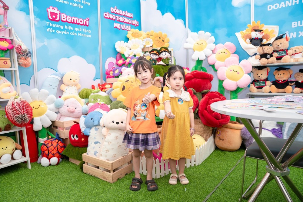 Thế giới hoa bông rực rỡ cùng gấu bông xinh yêu