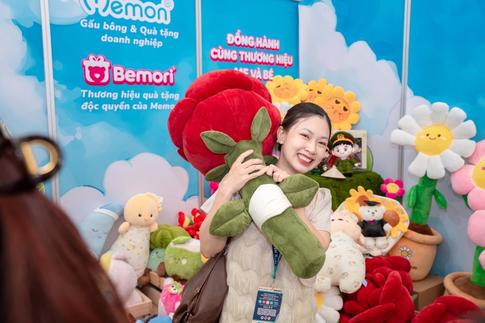 "Nam châm" hút khách gọi tên bông hồng khổng lồ Bemori