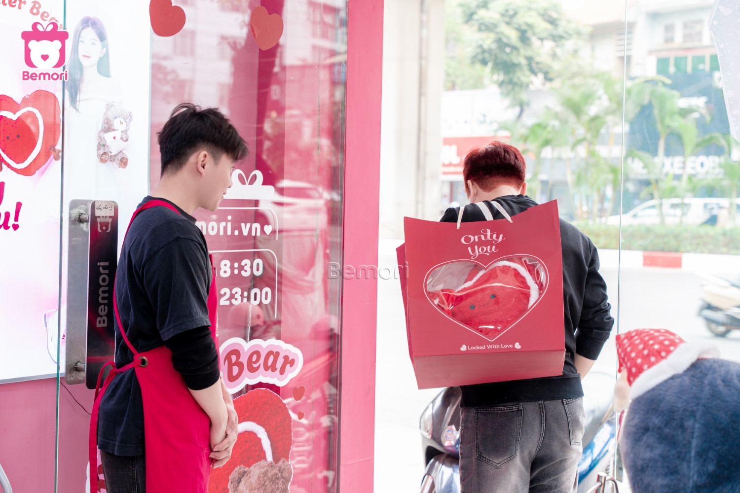 Chàng trai mua quà Valentine tặng bạn gái