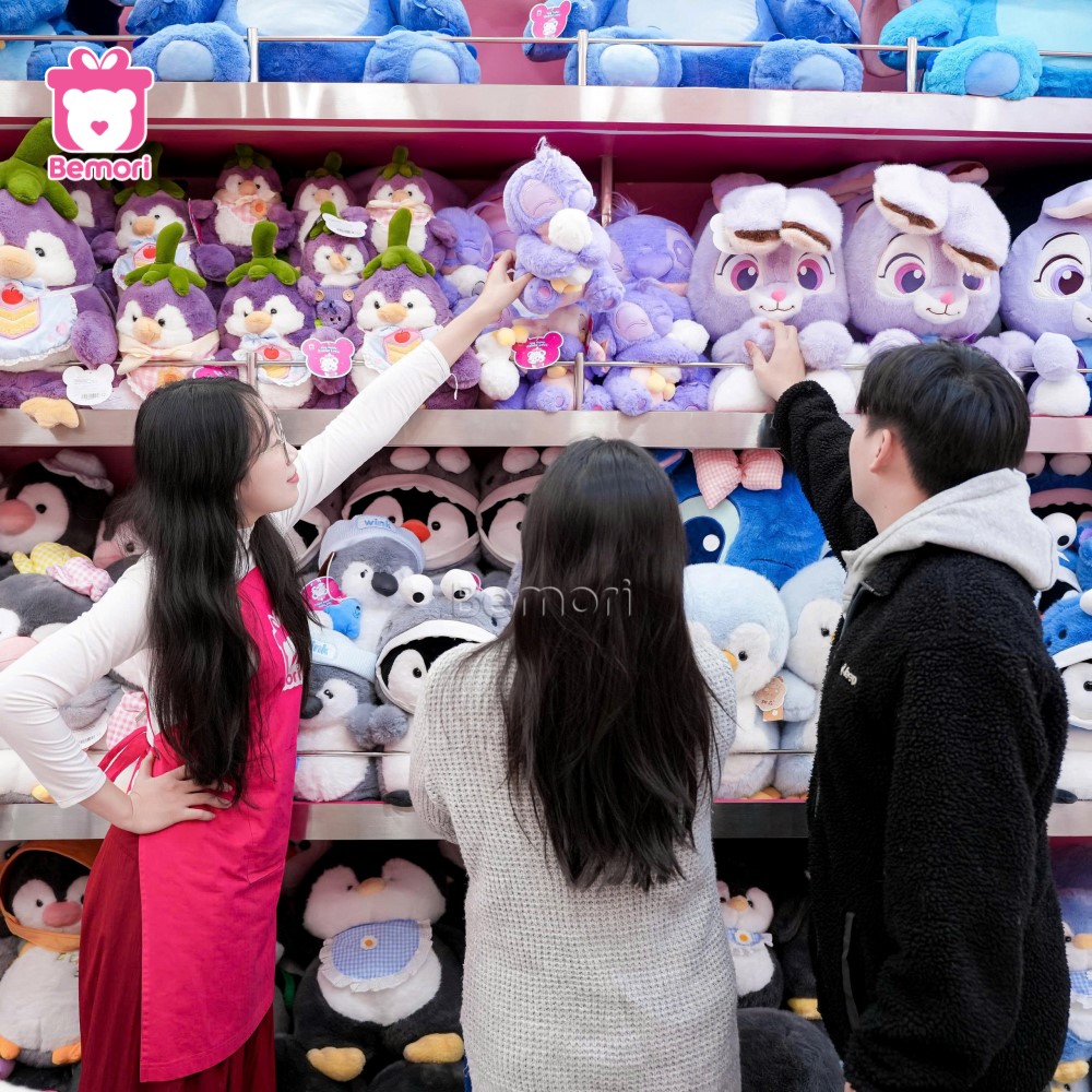 Cặp đôi "cùng nhau đi khắp thế gian" đã ghé shop gấu bông Bemori