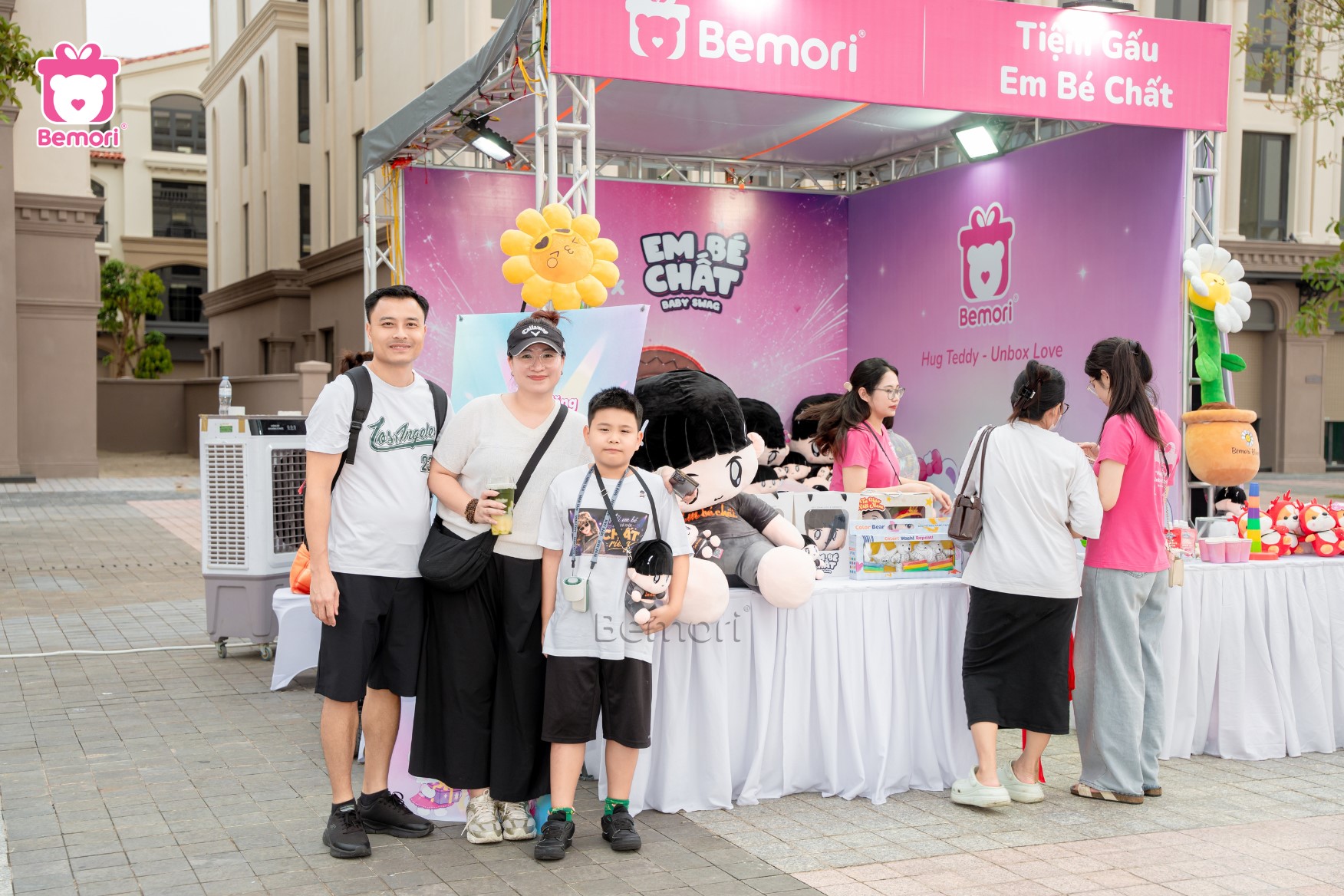 Khách yêu check-in tại gian hàng gấu bông Bemori