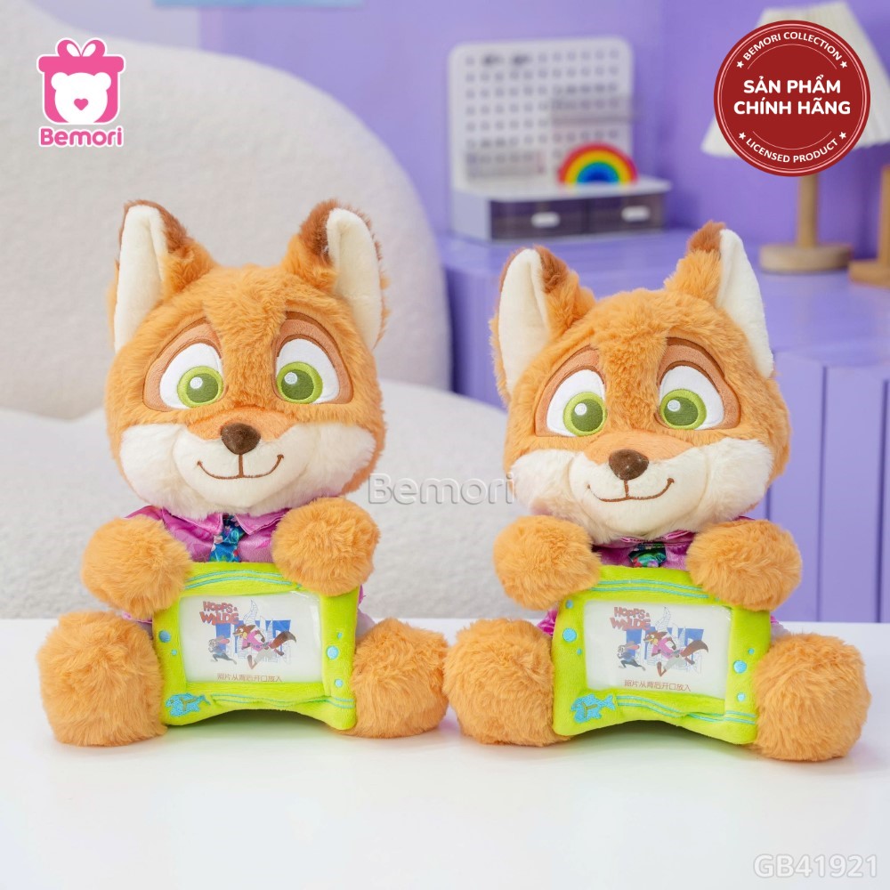 Gấu bông Nick Wilde ngồi cầm bảng