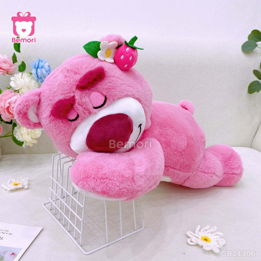 Gối Chăn Mền Gấu Lotso Tai Dâu Nằm với thiết kế tai dâu bắt mắt
