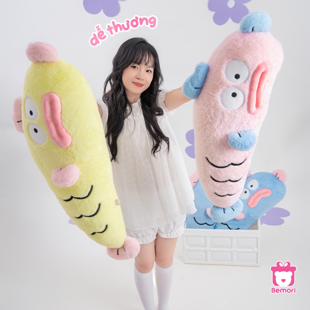 Ôm cá bông môi tều dễ thương
