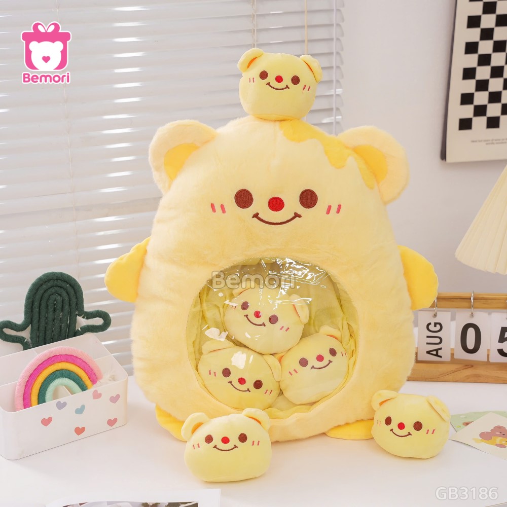 Gia Đình Butter Bear bao gồm một Butter Bear lớn có khoá kéo, bên trong là 6 Butter Bear nhỏ xinh xắn
