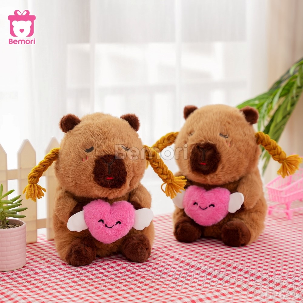 Gấu Bông Capybara Ôm Tim làm đồ trang trí bàn làm việc