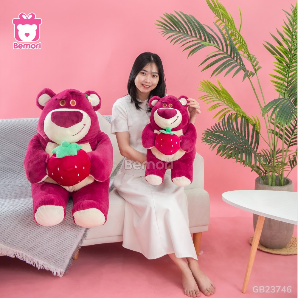 Gấu Bông Lotso Mịn Ngồi Ôm Dâu – Hồng Đậm