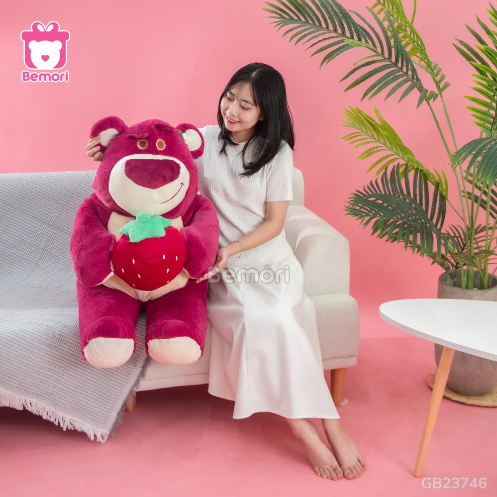 Gấu Bông Lotso Mịn Ngồi Ôm Dâu – Hồng Đậm