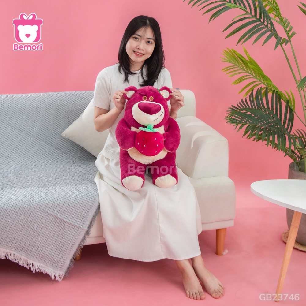 Gấu Bông Lotso Mịn Ngồi Ôm Dâu – Hồng Đậm