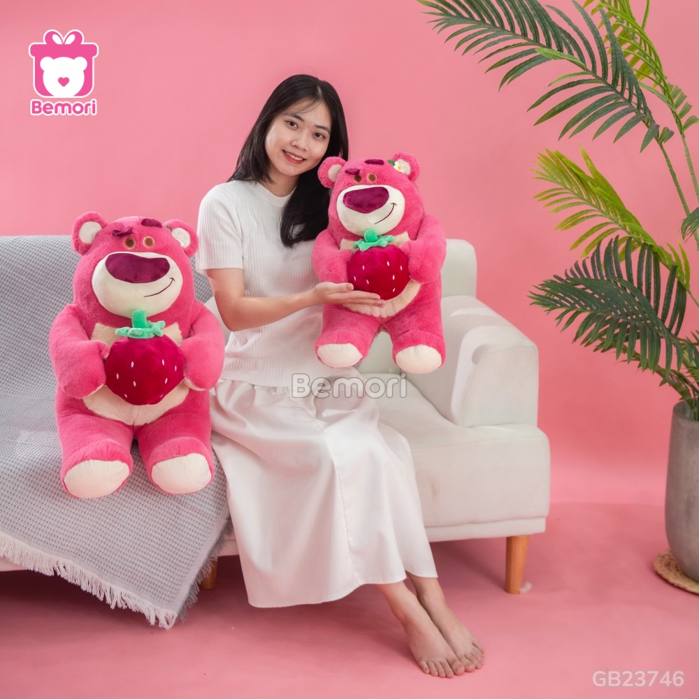 Gấu Bông Lotso Mịn Ngồi Ôm Dâu – Hồng Nhạt