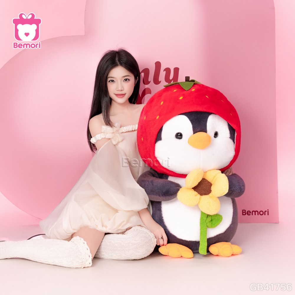 Cánh Cụt Bông Mũ Dâu Cầm Hoa