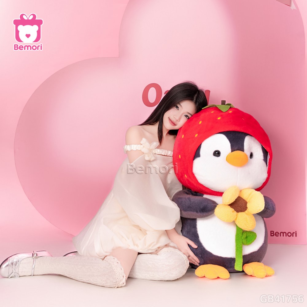 Cánh cụt bông mũ dâu cầm hoa