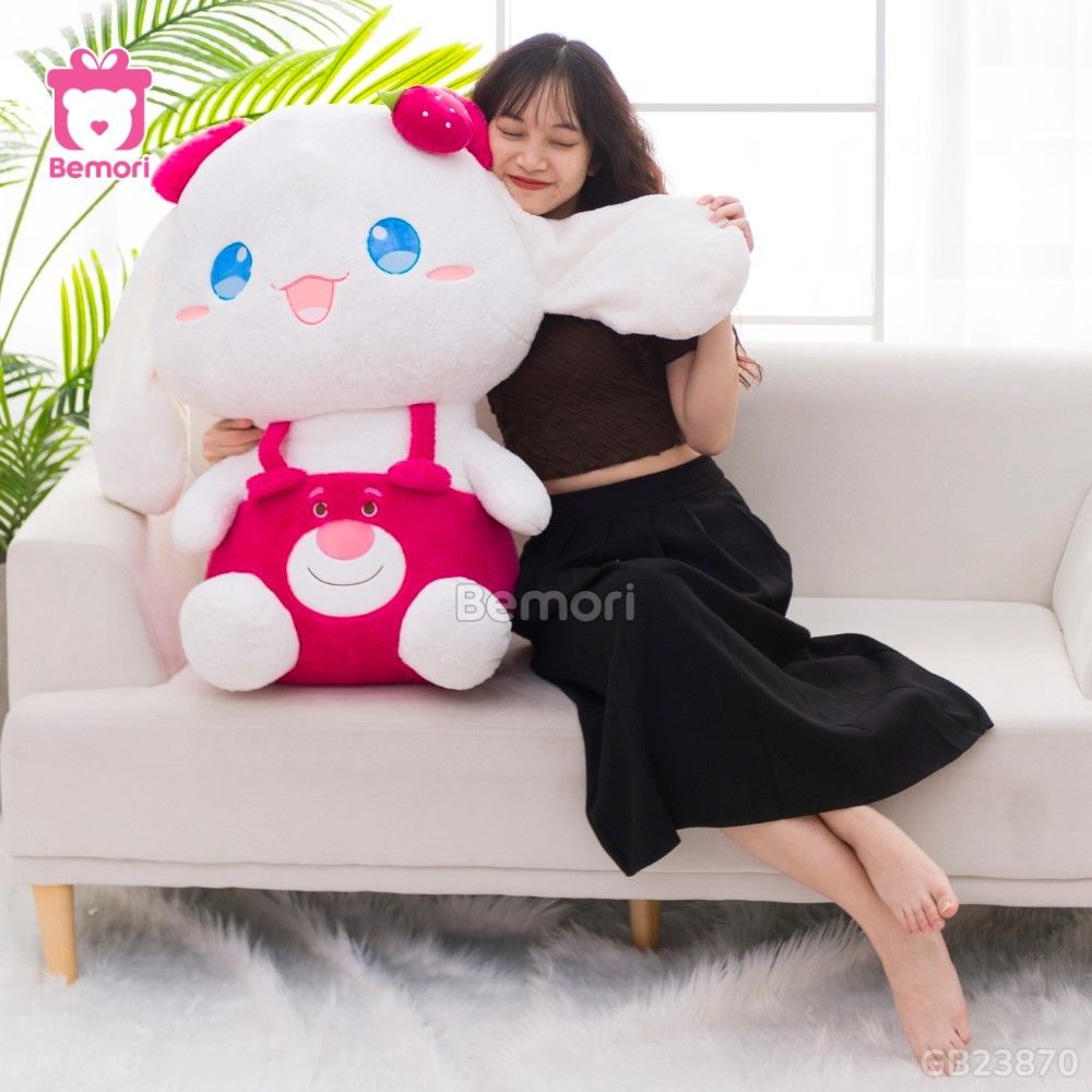 Dáng xinh bên Thỏ Bông Đeo Yếm Lotso xinh yêu